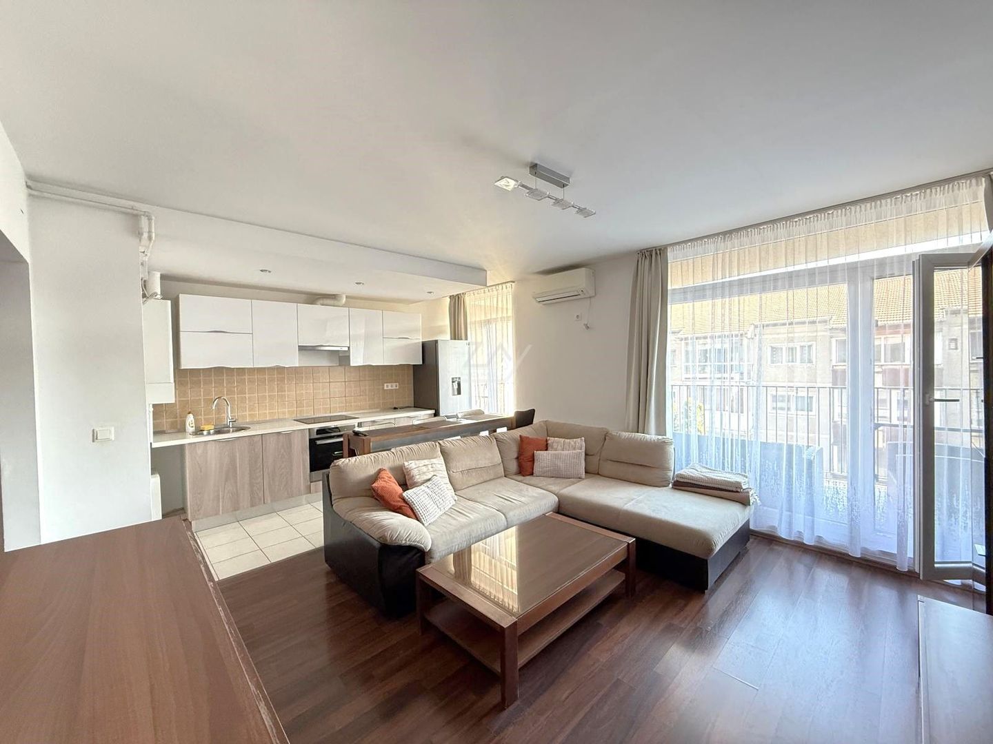 Complex Uranus. Balcon mare. Loc de parcare subteran. - Poză 1