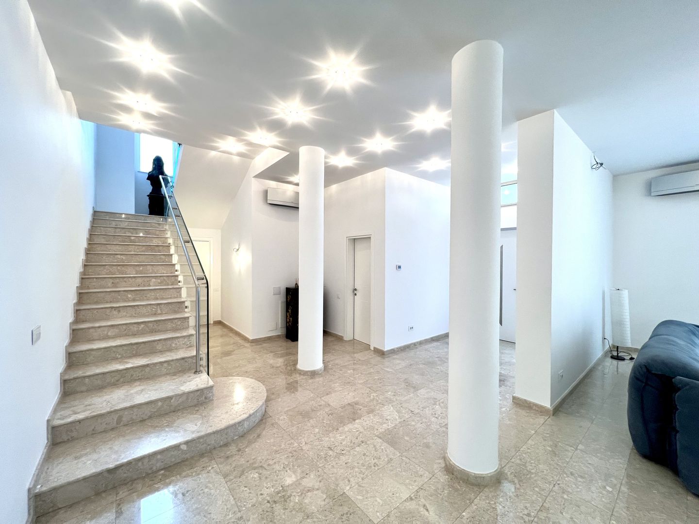 Proprietate deosebita suprafete generoase 580 mp teren 2076 mp - Poză 9