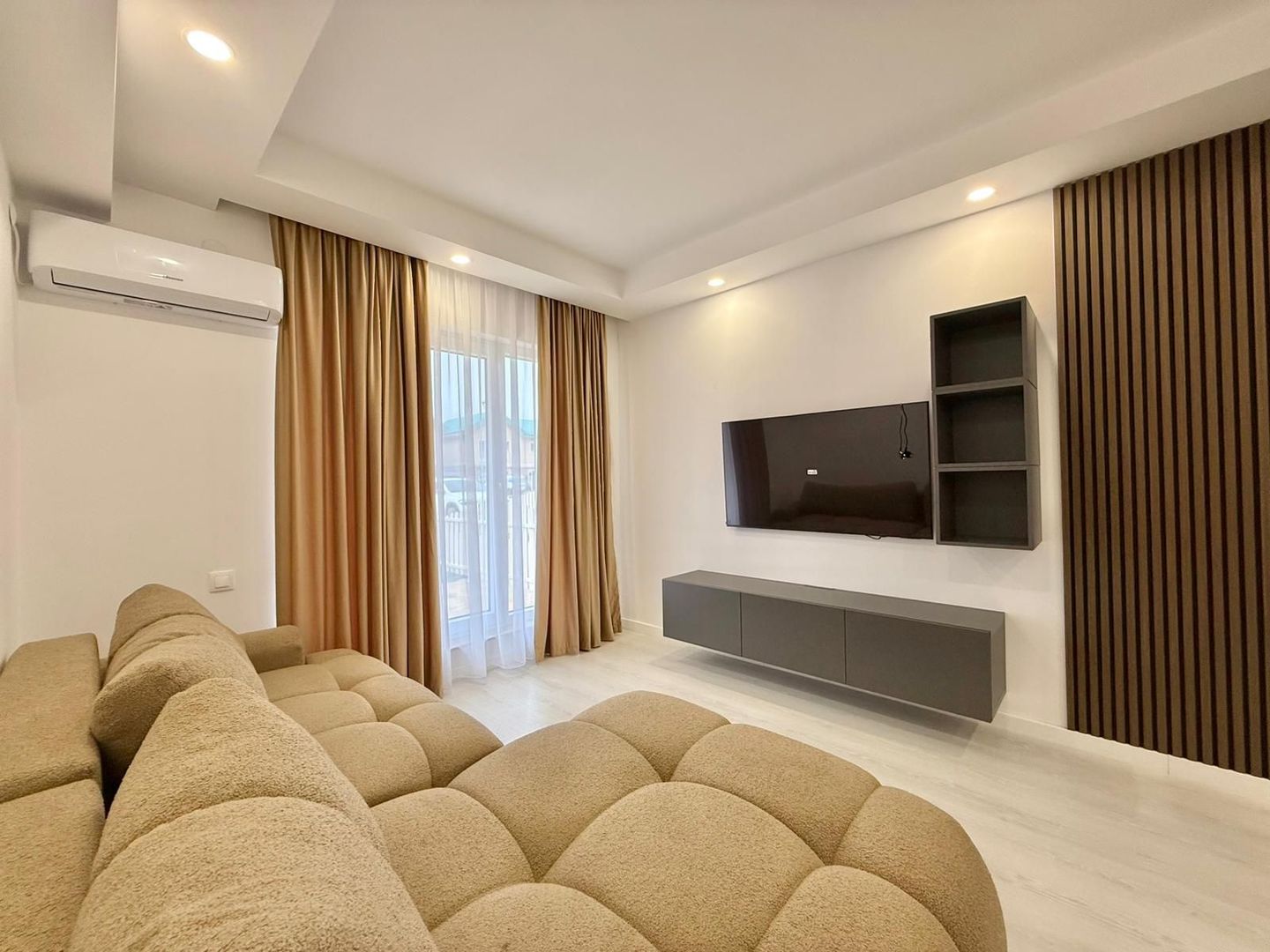 COSMOPOLIS - Apartament cu 3 camere si gradina, mobilat si utilat. - Poză 2