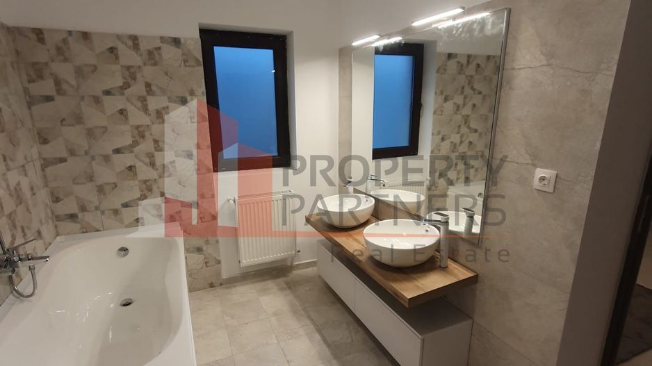 Proprietate pe marginea lacului, vila impresionanta. - Poză 36