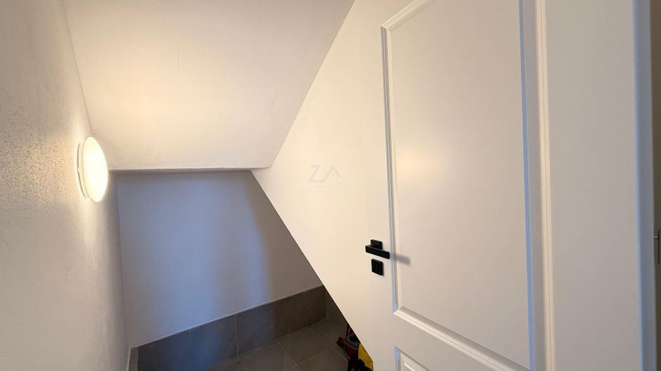 Casa moderna si cocheta. Locatie excelenta. Curte amenajata. Loc de parcare. - Poză 26