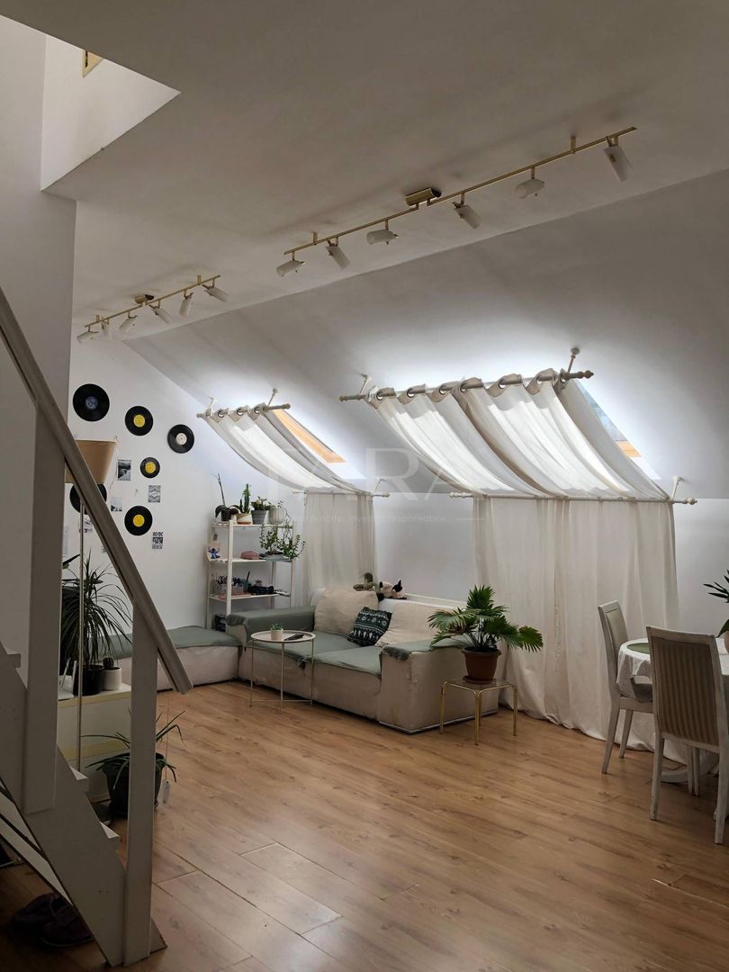 Apartament la mansardă, cu scară interioară. - Poză 1