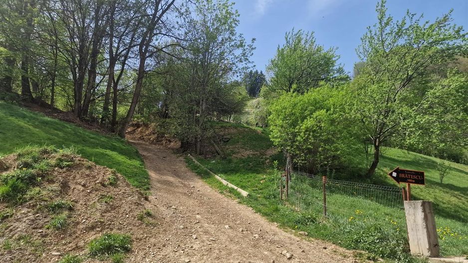 Langa emblematicul Castelul Bran, in areal colinar, 5.700mp intravilan - Poză 4