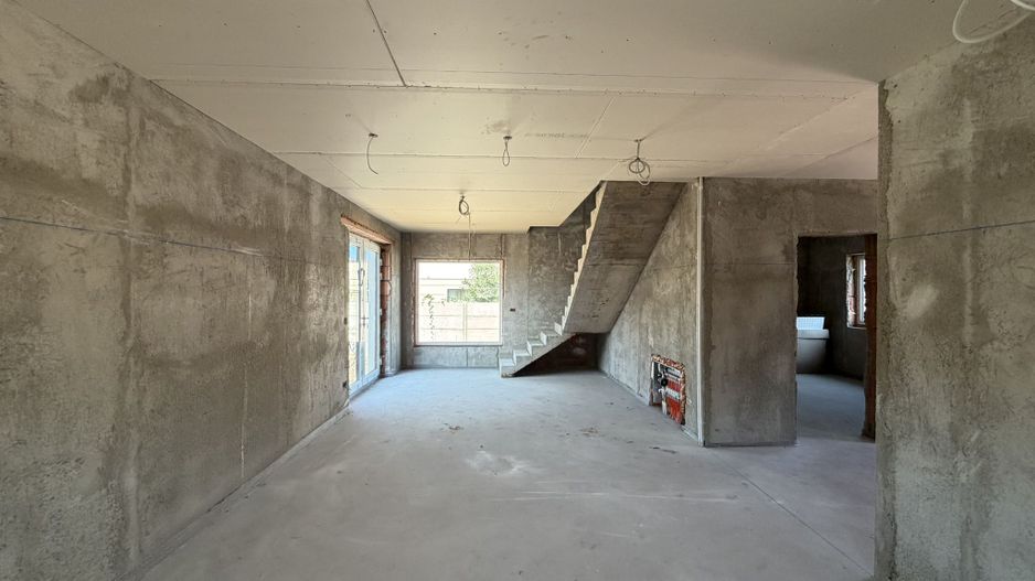 Casa la gri, 4 dormitoare, 3 bai, teren 400 mp - Poză 3
