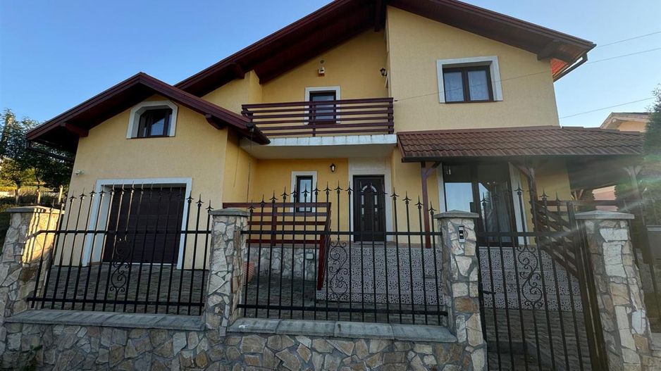 Rezidenta distincta, design arhitectural rafinat, priveliste minunata in Corunca - Poză 2