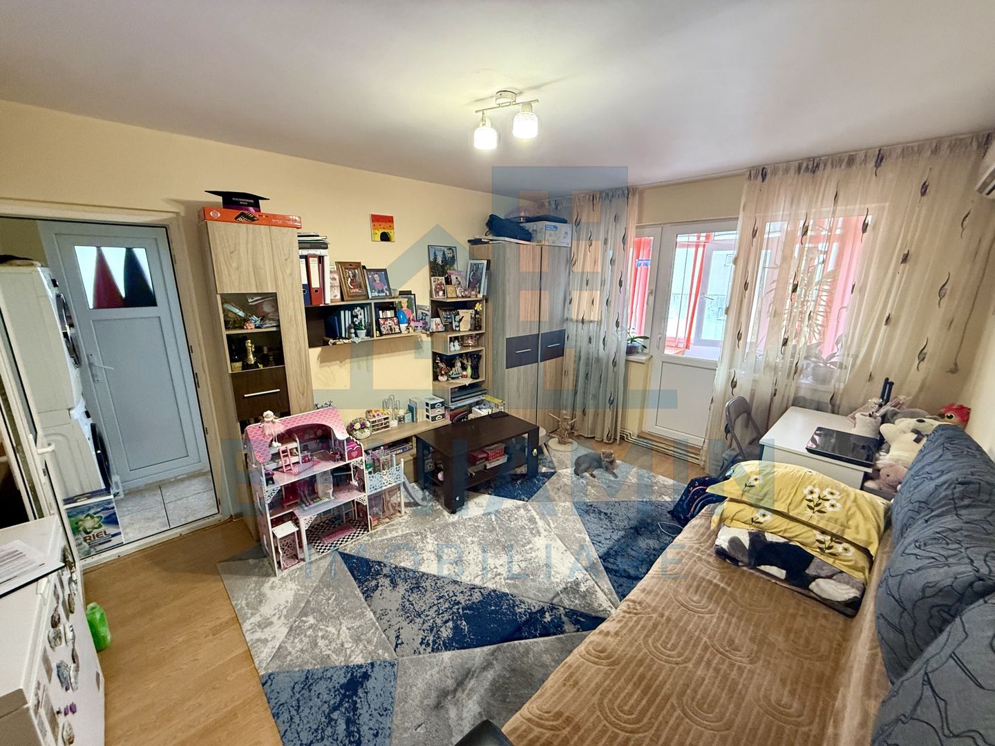 3 camere - etaj 3 - 52mp - renovat - centrala - apa - Craiovita Noua - Poză 1