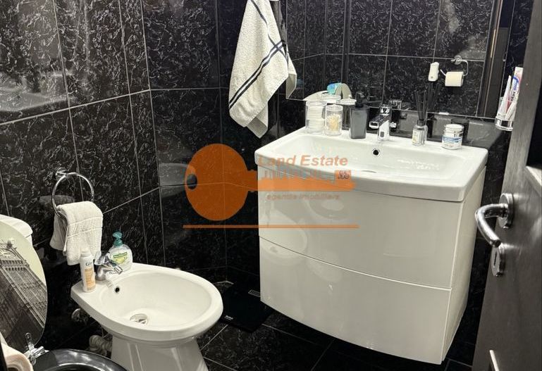 Apartament spațios în vilă | Piața Muncii | Curte proprie & garaj - Poză 8