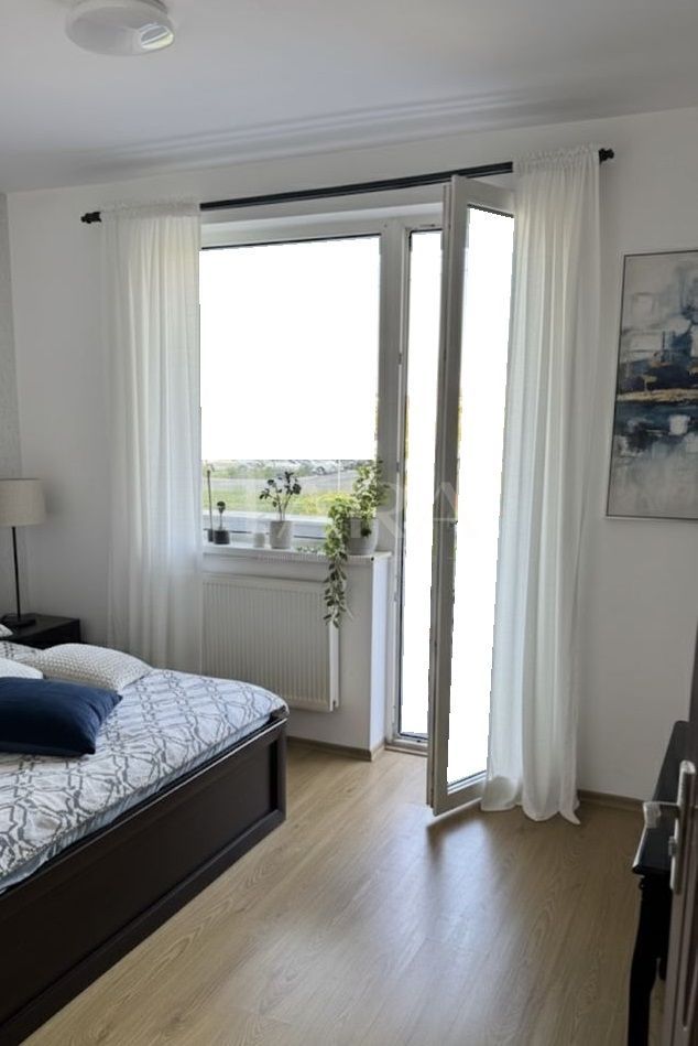 Apartament cu 3 camere în curte privată, zona Vivo. - Poză 3