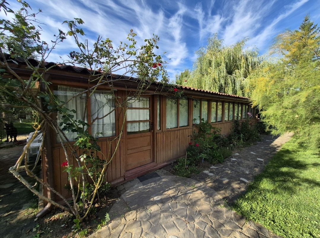 Cabana de lemn cu fundatie 86 mp+ livada pomi fructiferi+teren 847 mp - Poză 2