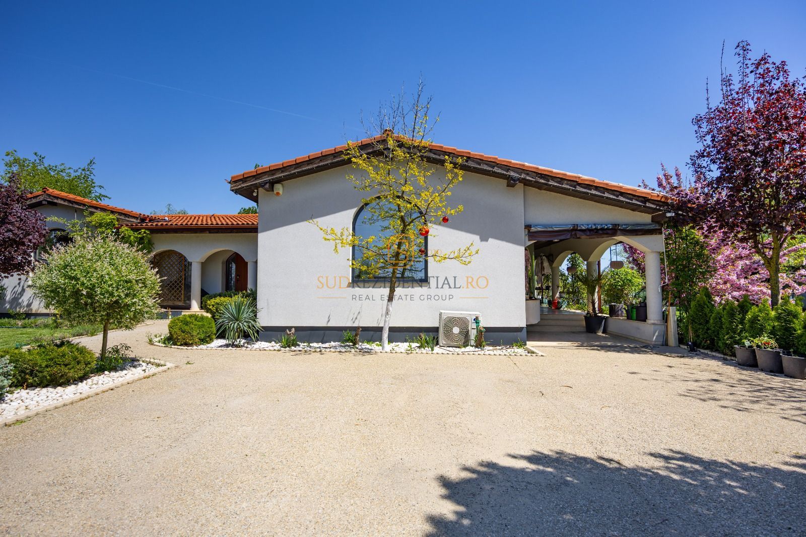 Resedinta spectaculoasa  – Vila exclusivista deschidere directa la lac - Poză 38