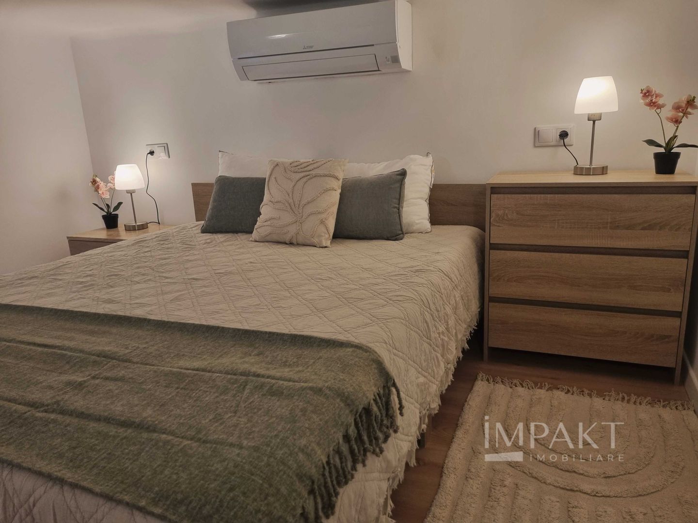Apartament cu doua dormitoare, doua bai si living langa Piata Unirii - Poză 1