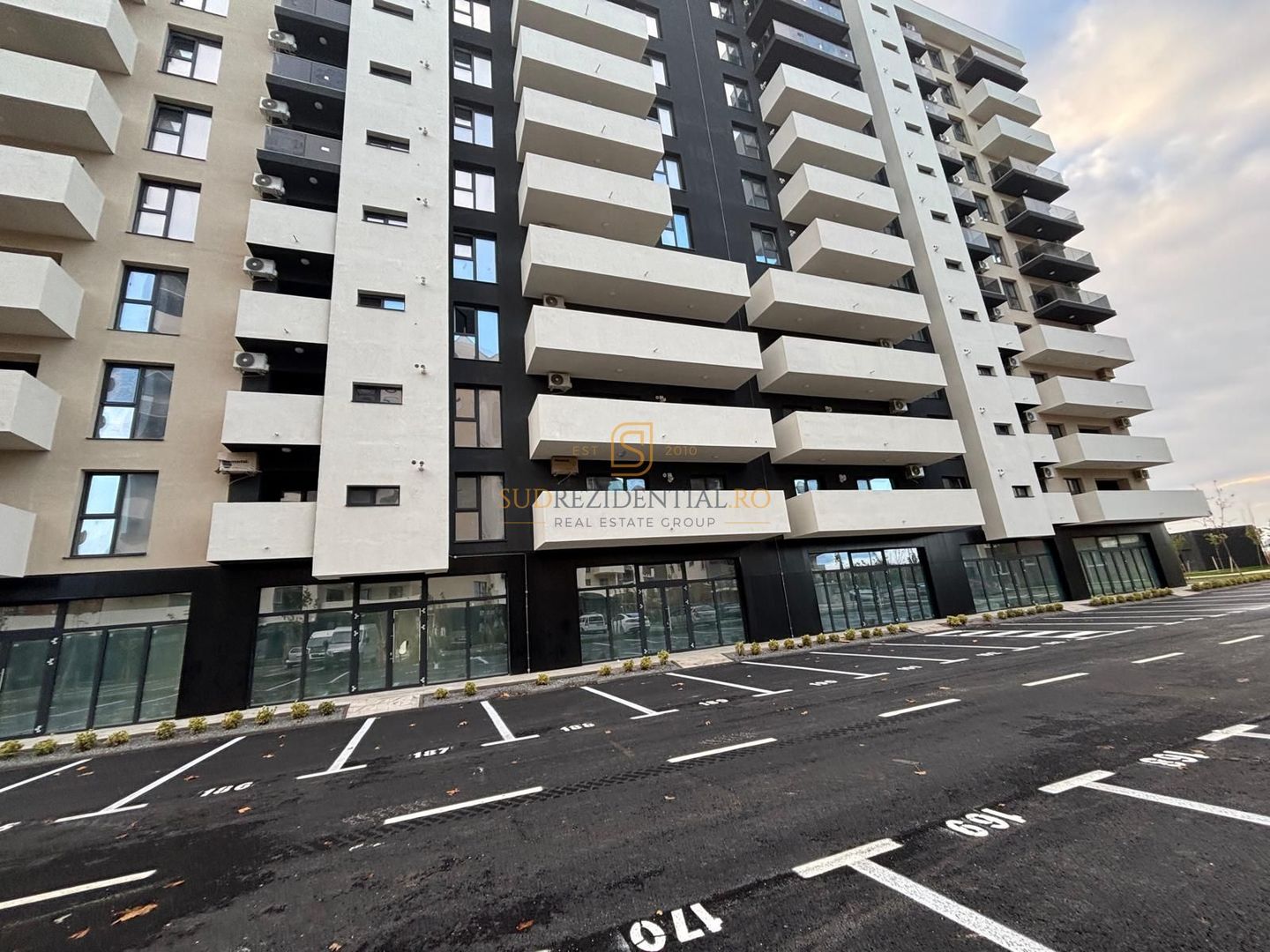 Spatiu comercial excelent, 200 mp, vitrina ampla, locuri de parcare - Poză 3