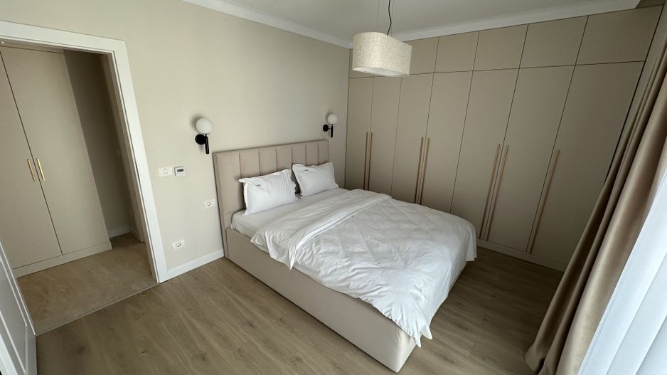 Apartment deosebit cu curte proprie se vinde complet mobilat - Poză 14
