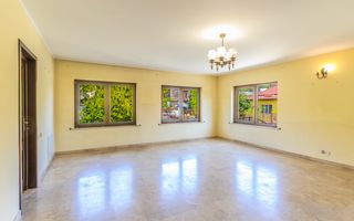 9 camere, 5 bai, spatiu hobby, gradina, garaj,locatie buna - Poză 10