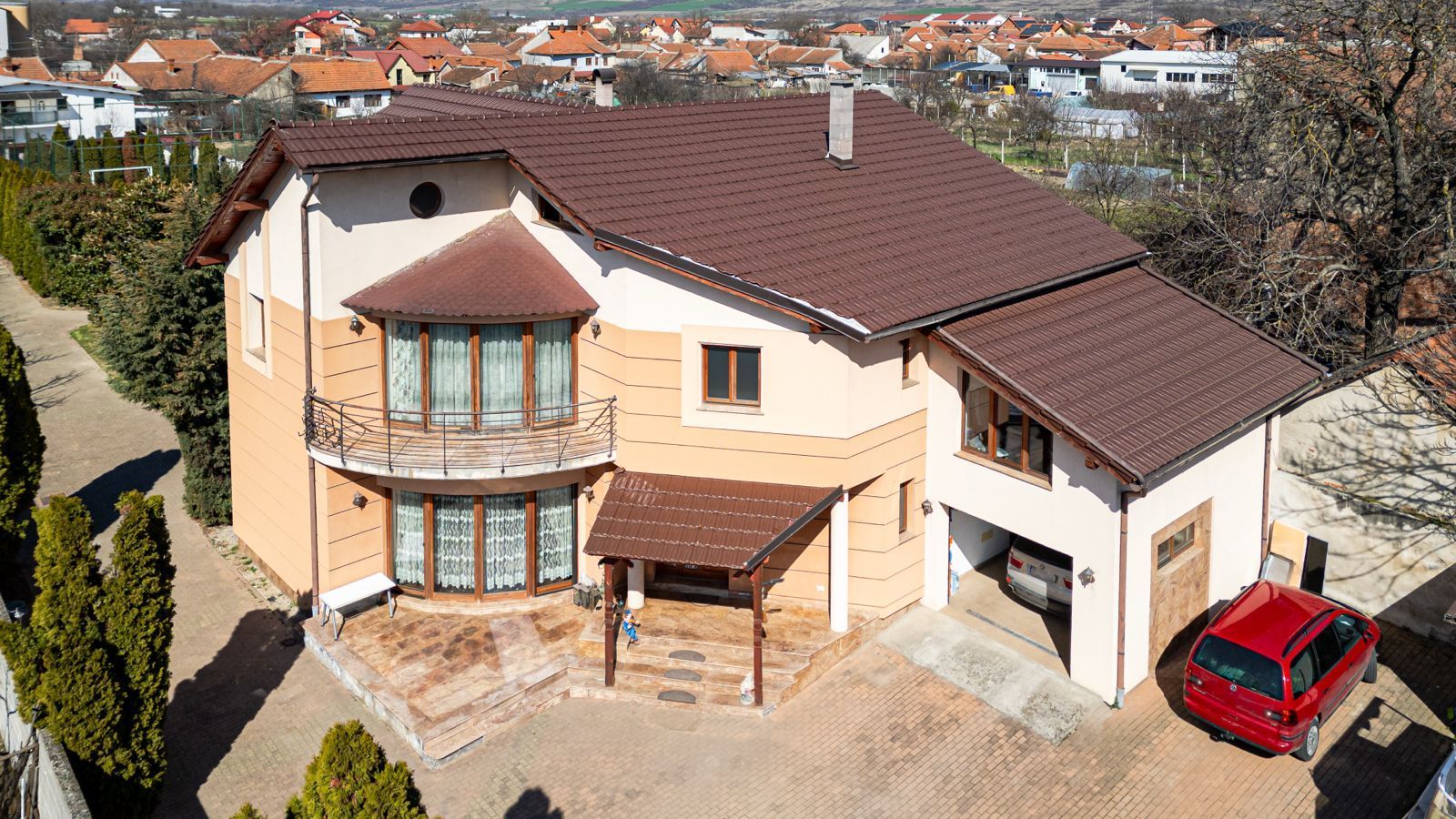 Casa deosebita cu teren de sport in zona semi centrala in Lugoj - Poză 1