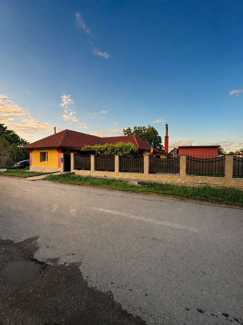 Casa cu 4 camere in localitatea Cheresig - Poză 1