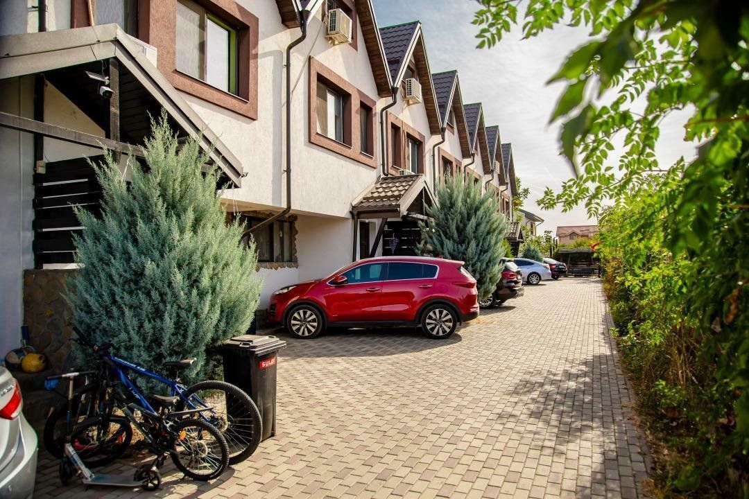 Casă complet mobilată P+1+M - Curte şi loc de parcare- - Poză 16