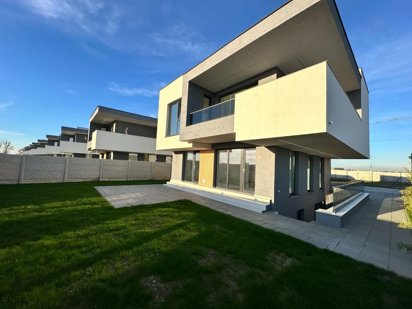 CASE INDIVIDUALE DOMNESTI - 6 CAMERE, GARAJ, PANOURI SOLARE, COMIS 0% - Poză 1