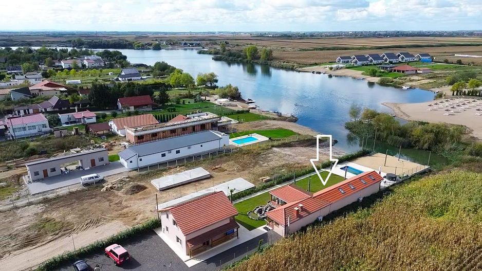 Vila de vanzare in APA-NORD  cu 2 Piscine/Zona de Relaxare/Acces lac - Poză 13