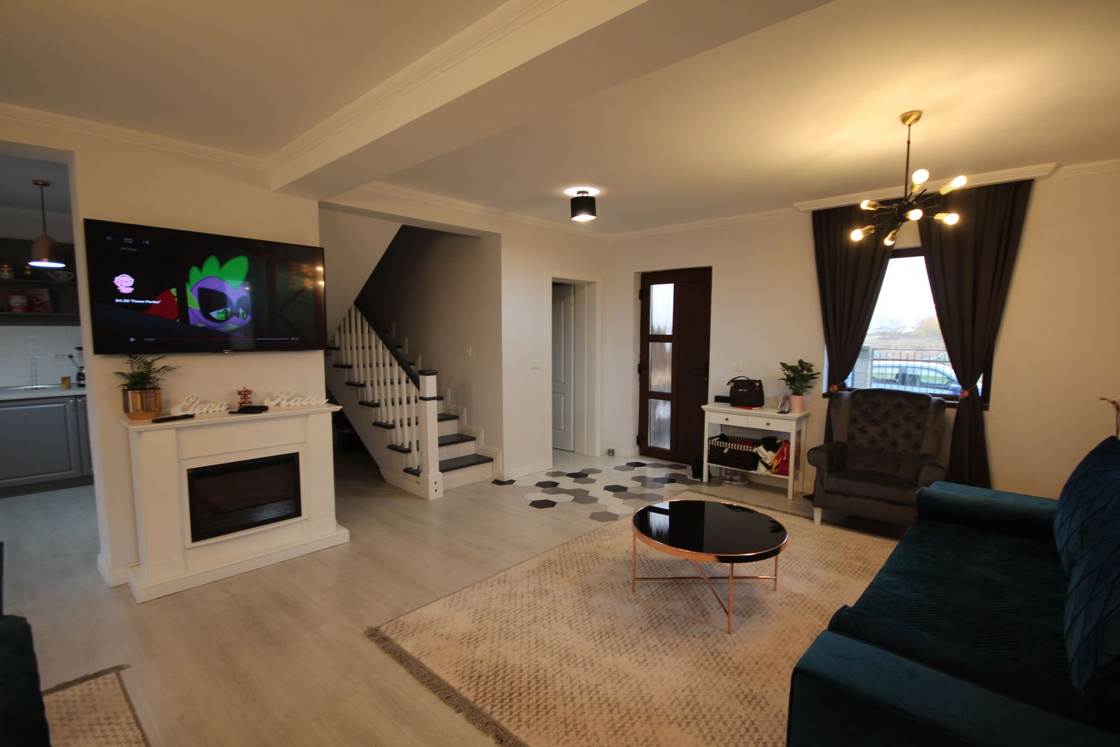 Modern si primitor - Poză 1