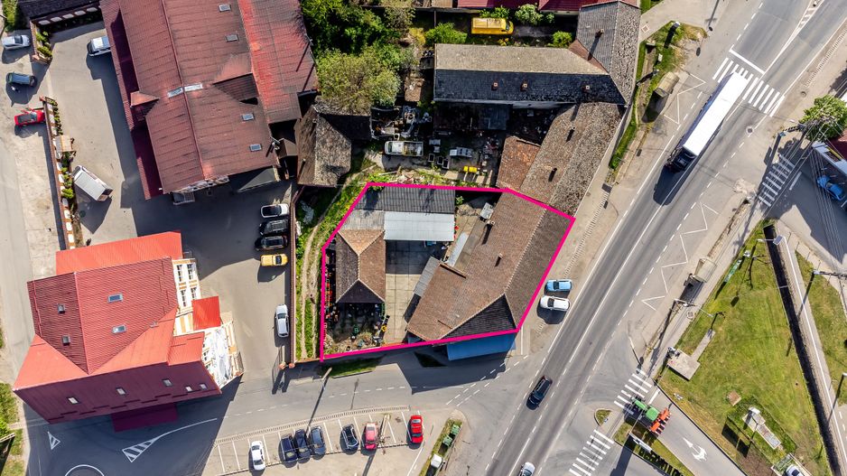 Imobil cu spații comerciale bine poziționat. pe DN în Pecica. - Poză 1