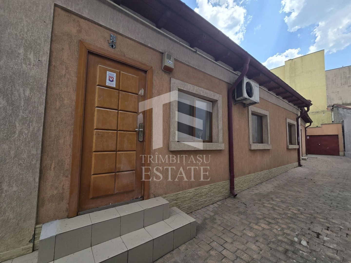 CENTRU- Casa ideala pentru birouri | studio | cabinet | gaz | curte - Poză 3