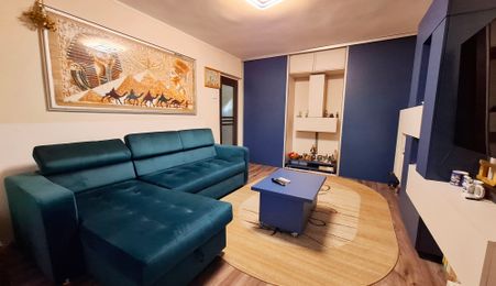 Apartament cu 3 camere, decomandat, zona Vest