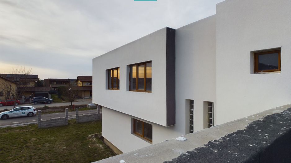 Vilă la gri în Via Carmina - Poză 1