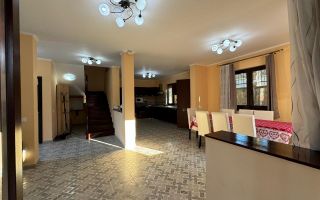 Rezidenta distincta, design arhitectural rafinat, priveliste minunata in Corunca - Poză 8