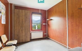 Hală industrială cu pod rulant și parcare betonată - Poză 4