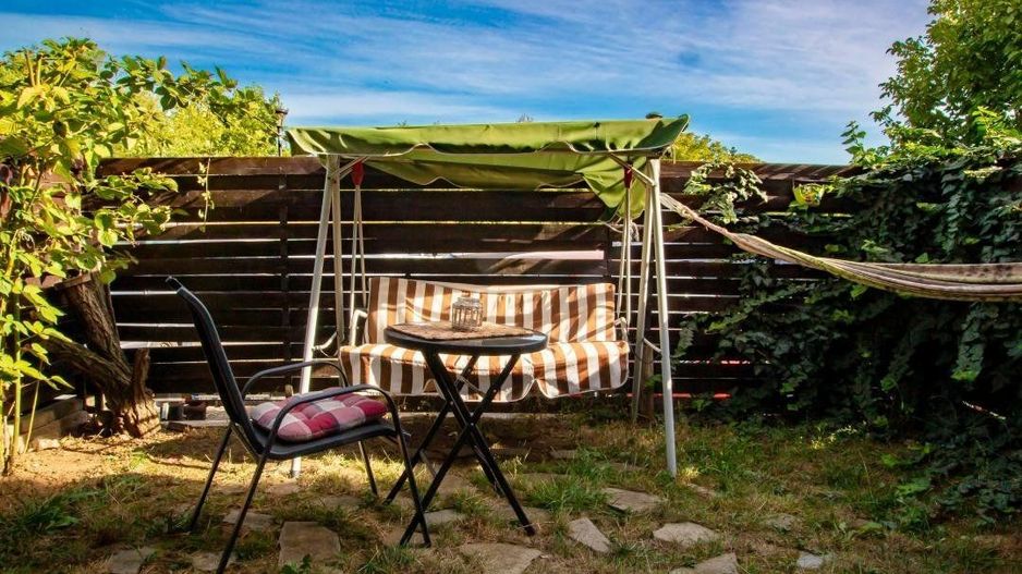 Casă complet mobilată P+1+M - Curte şi loc de parcare- - Poză 8