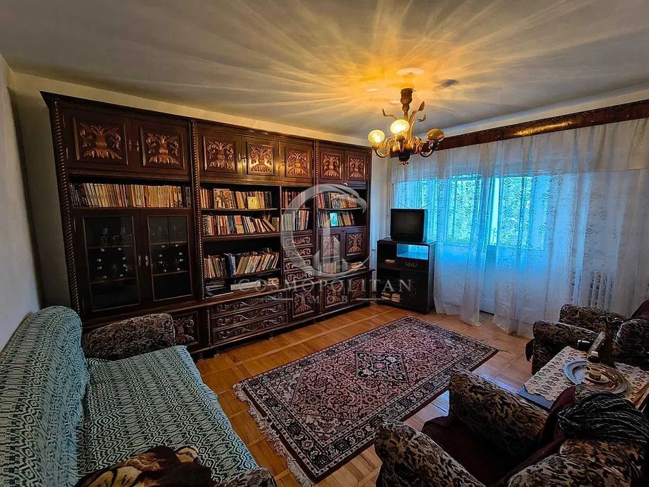 Apartament cu 3 camere ~ zona Pod/Rm. Sarat ~ etaj 2din4 - Poză 8