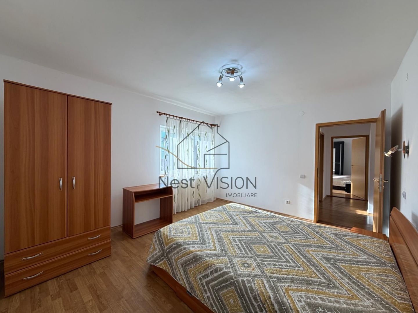 Apartament spațios cu 4 camere cu garaj - zona Ștrand - Poză 1