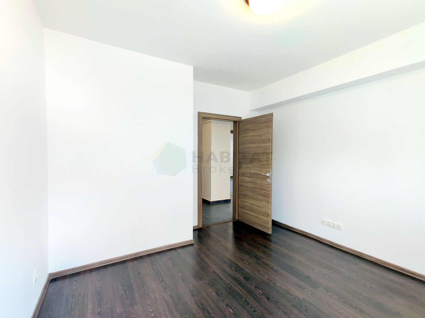 Decomandat, doua bai, loc de parcare in subteran, disponibil imediat - Poză 8