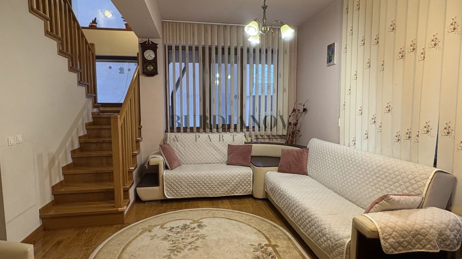 Casă cu 4  camere de închiriat - Vitan - Poză 1