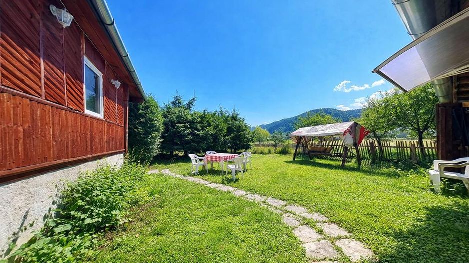Casa de vacanta, intr- o ariere admirabila, Lunca Bradului - Poză 7