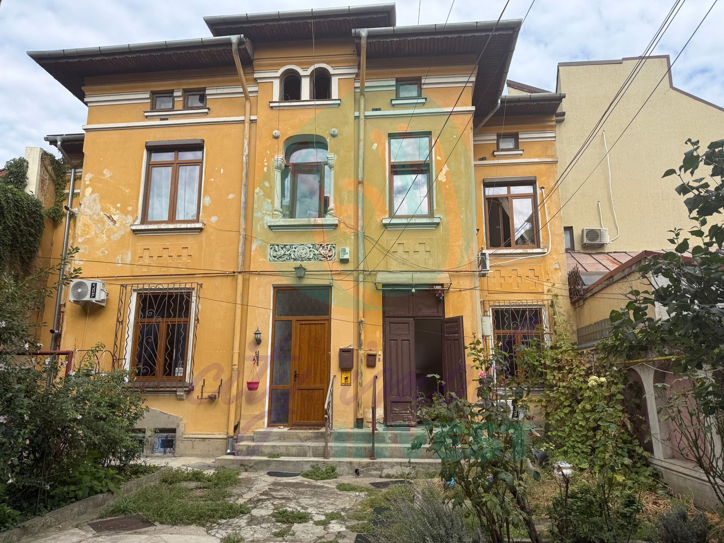 Apartament cochet vila edificata in perioada interbelica - Poză 1
