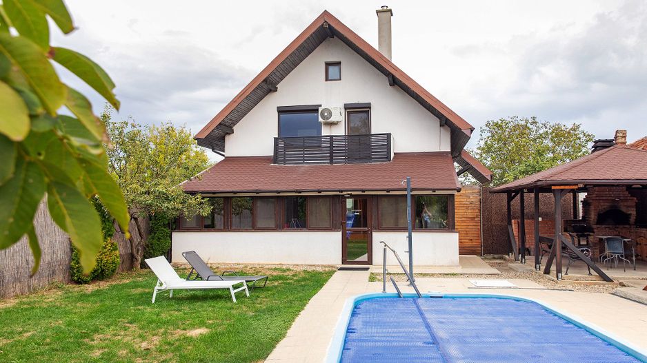 Vilă cu 5 dormitoare, 4 băi, 2 248mp teren, piscină. Preț: 229 000 Eur - Poză 2
