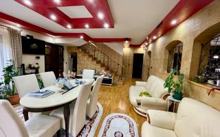 De vânzare casă cu suprafața de 250 mp plus 900 mp teren - Poză 2