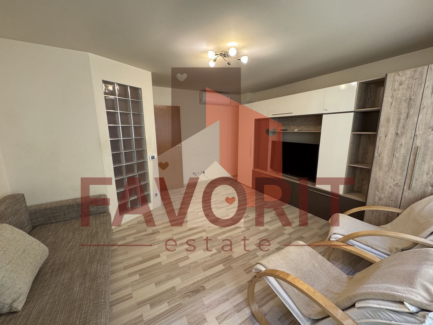 Disponibil imediat. Etaj 1. Centrala proprie. Vedere pe 2 parti. - Poză 1