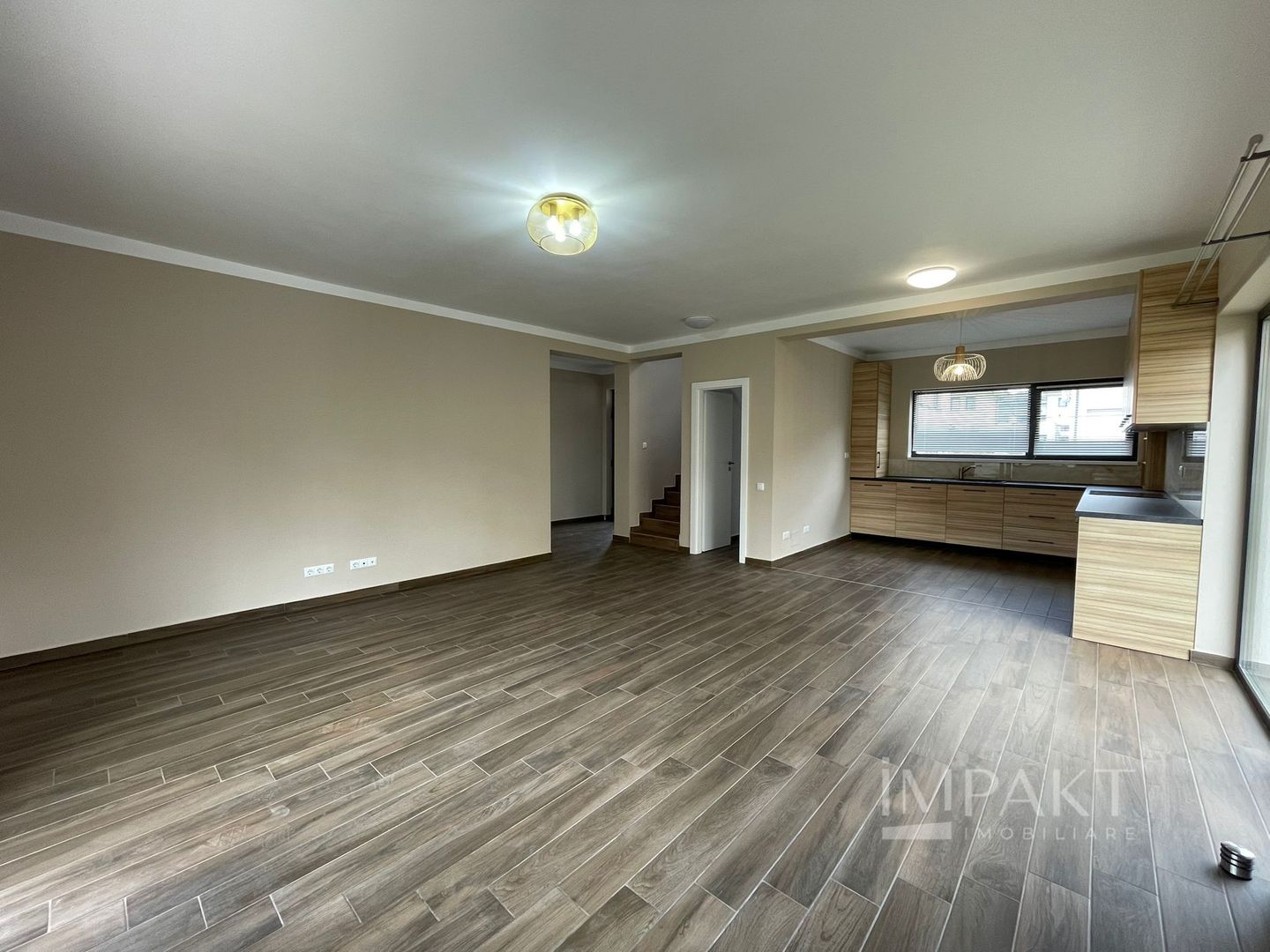 Casă / Vilă cu 4 camere de închiriat - Dezmir - Poză 4