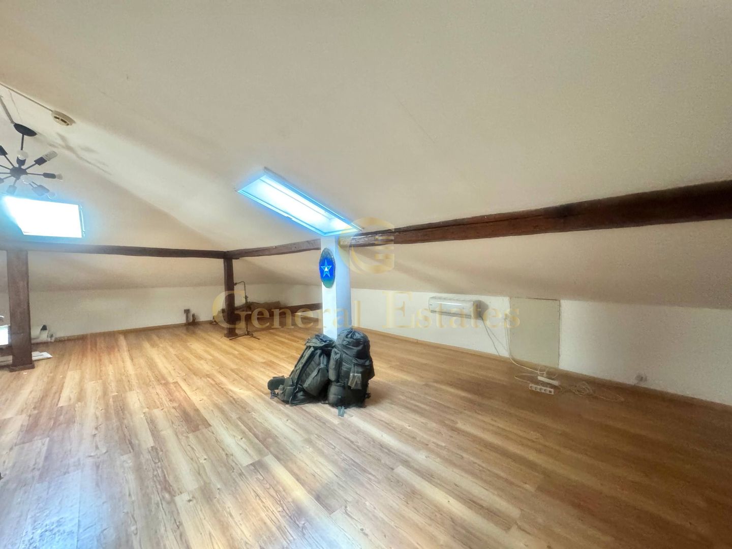 Spre Vânzare Proprietate remarcabilă cu 6 camere în inima Iașului ! - Poză 13