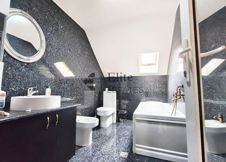 Casa cu 4 camere garaj si curte de 500 mp in Nojorid - Poză 5