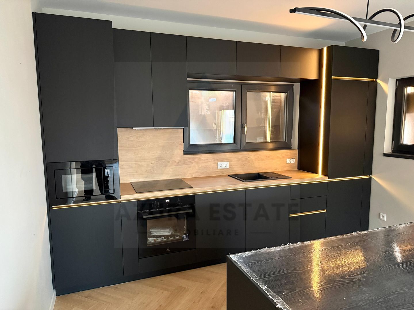 Apartament ultrafinisat 4 camere 3 bai si curte 200 mp in Arhitectilor - Poză 5