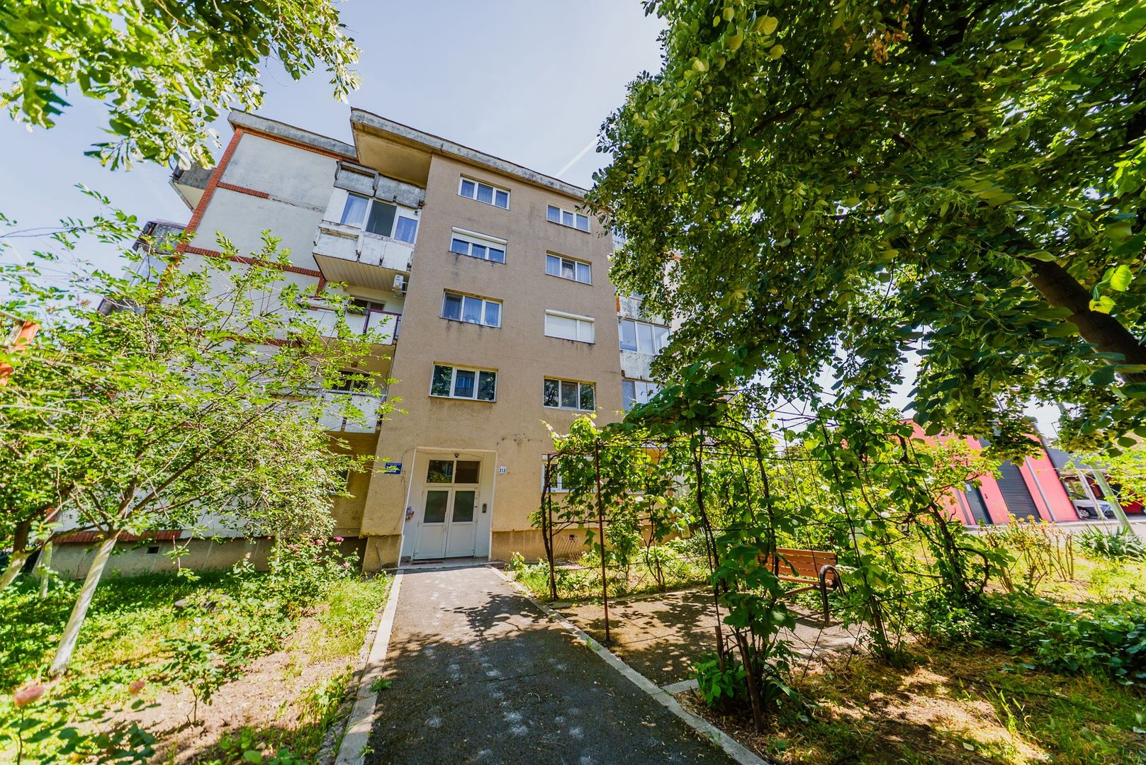 Apartament 2 camere, zona 300, decomandat, etaj 1 - Poză 1