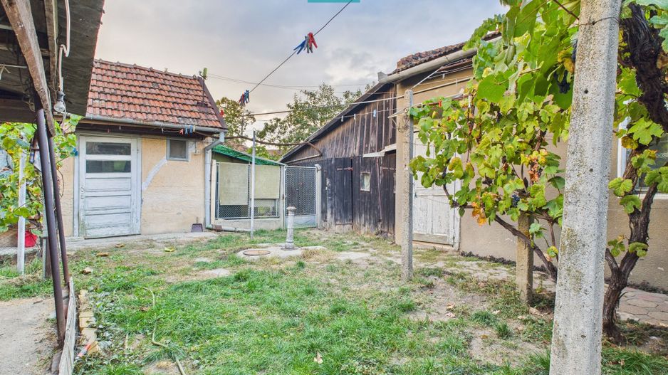 Casă cu 8 camere de renovat în Pârneava - Poză 16