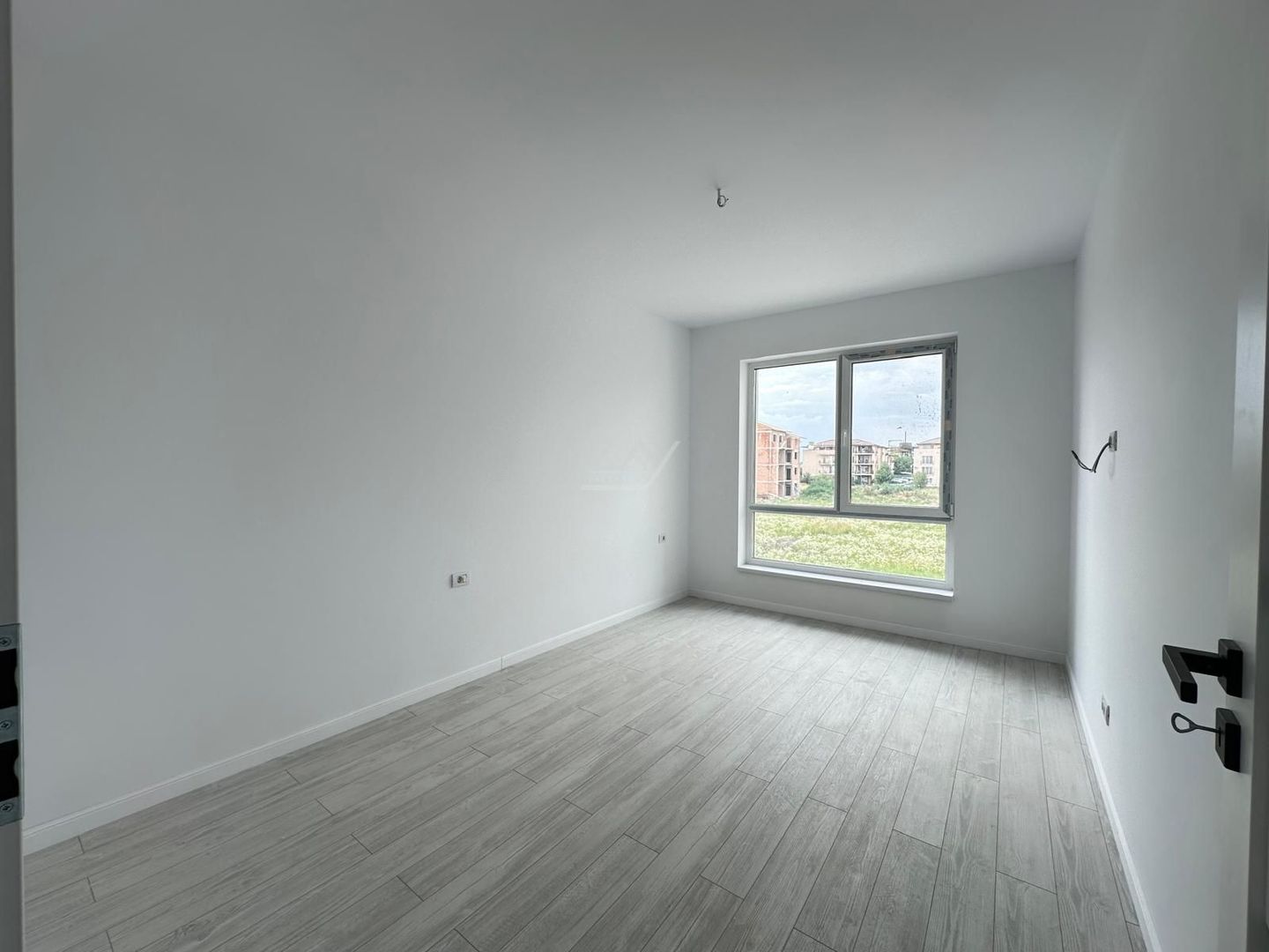 Bloc nou. Apartament cu 3 camere spations. 2 Bai. Etaj 1 - Poză 4