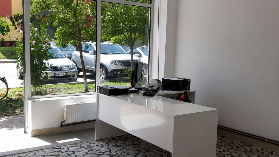 Spatiu comercial de inchiriat, 3 camere, 83 mp utili, vad bun, Sebes - Poză 2