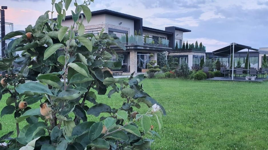 Vila ultrafinisata 550 mp utili si 2000 mp teren amenajat in Sibiu - Poză 1