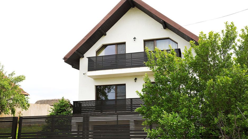Vilă cu 5 dormitoare, 4 băi, 2 248mp teren, piscină. Preț: 229 000 Eur - Poză 4